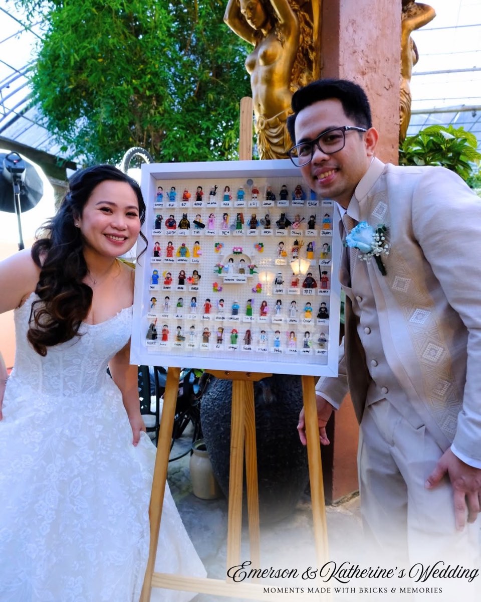 A couple holding their finished minifigure guestbook frame